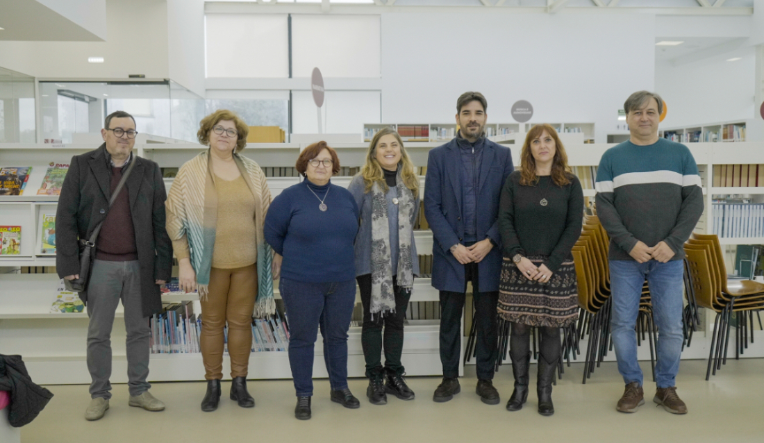 As tres docentes lusas durante a visita a Biblioteca Central de Cambre