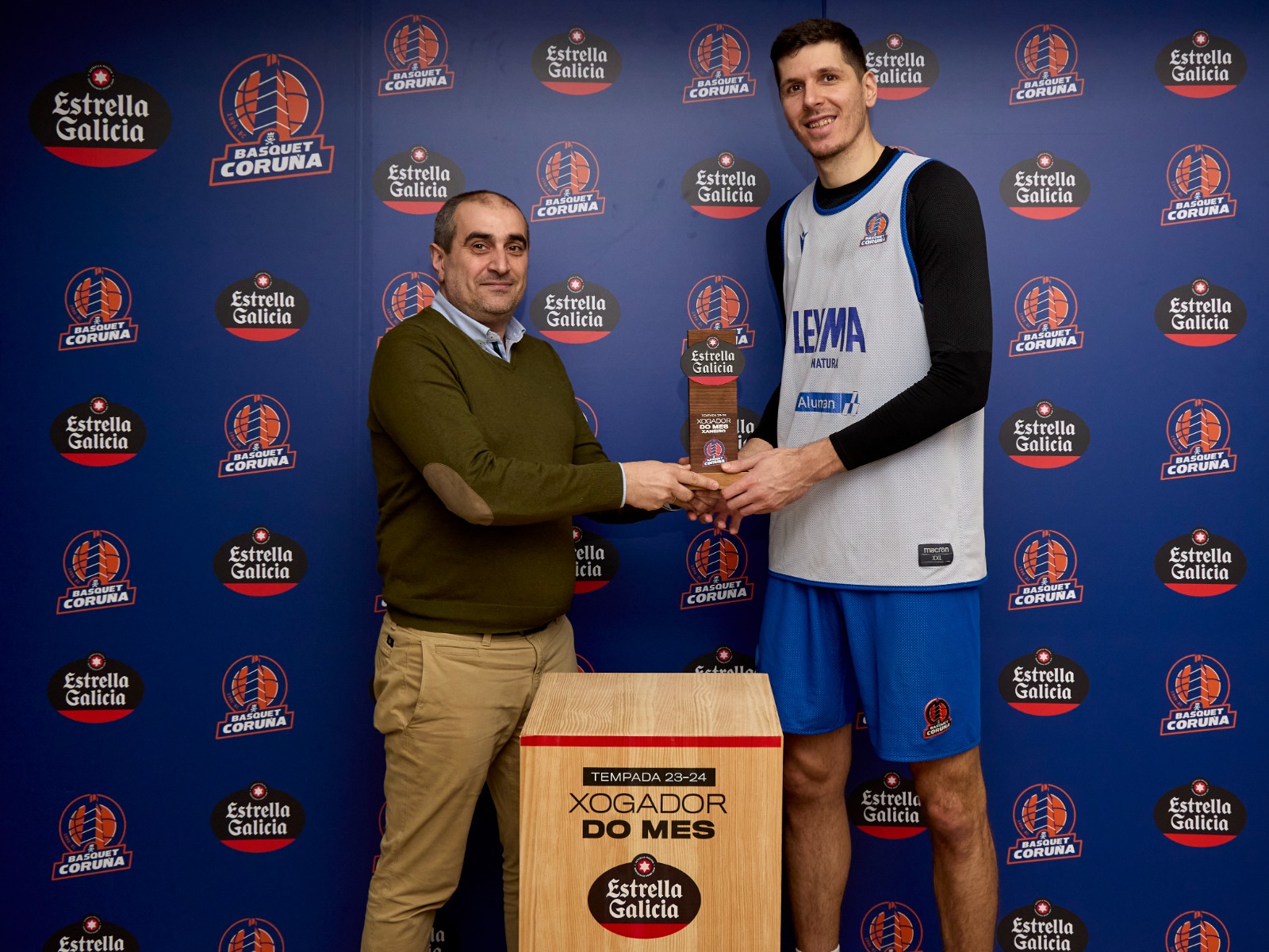 Goran recollendo a premio xogador Estrella Galicia do mes de xaneiro