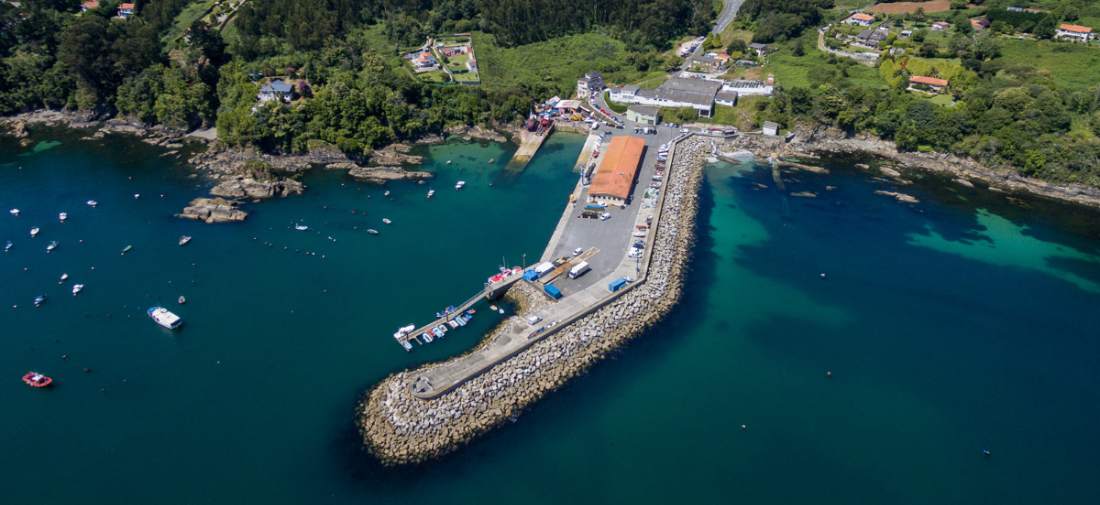 Imaxe aérea do porto de Lorbé (Oleiros)