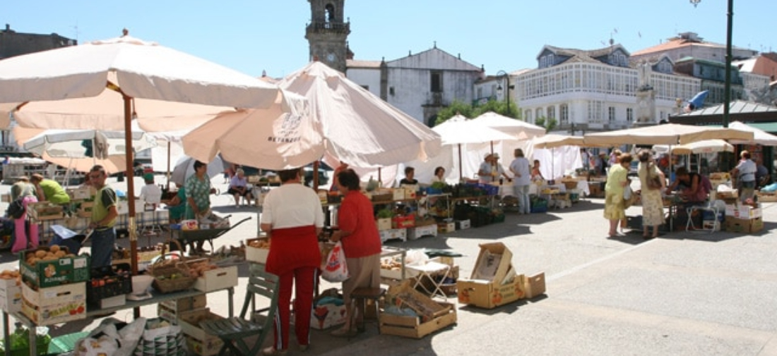 Imaxe do mercado semanal no Concello de Betanzos