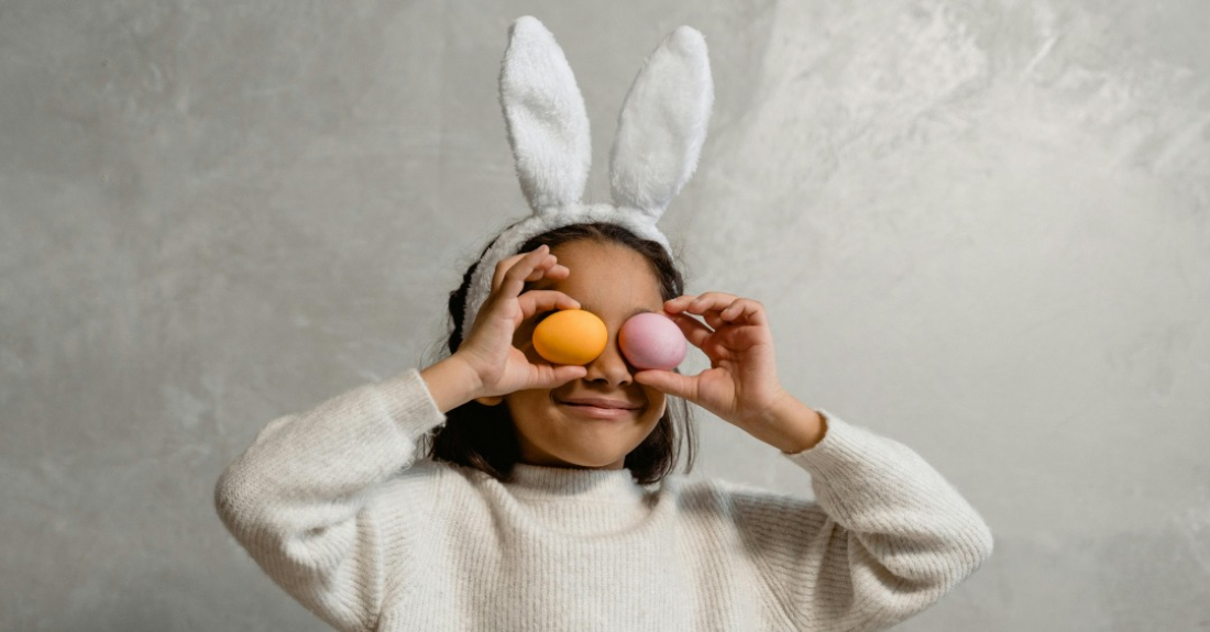 Imaxe recurso dunha nena xogando con ovos de Pascua