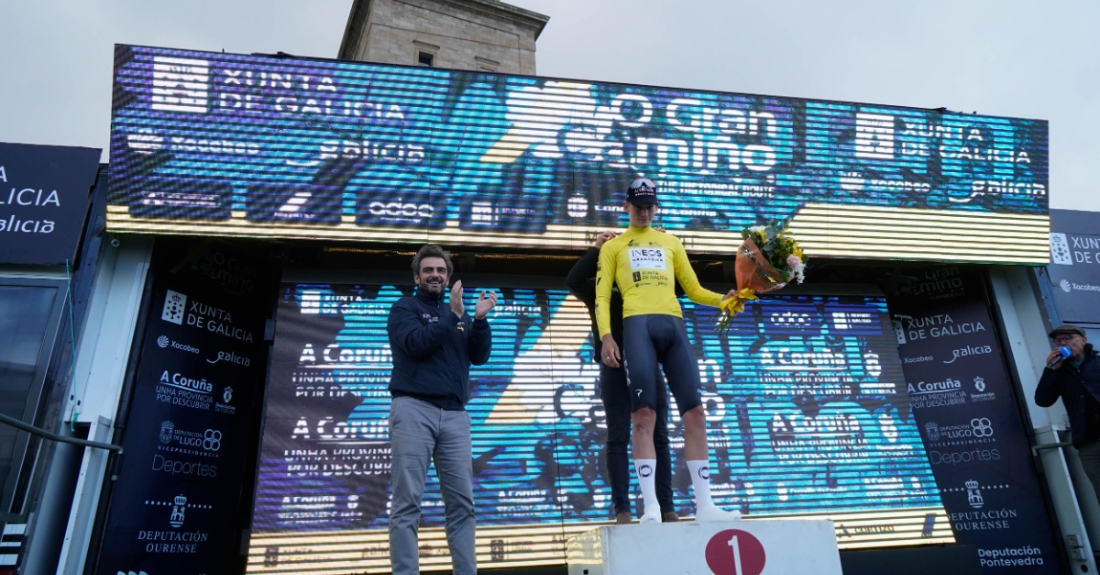 O vicepresidente primeiro e conselleiro de Presidencia, Xustiza e Deportes en funcións, Diego Calvo, asiste á entrega de premios da primeira etapa da terceira edición da proba ciclista O Gran Camiño na Coruña