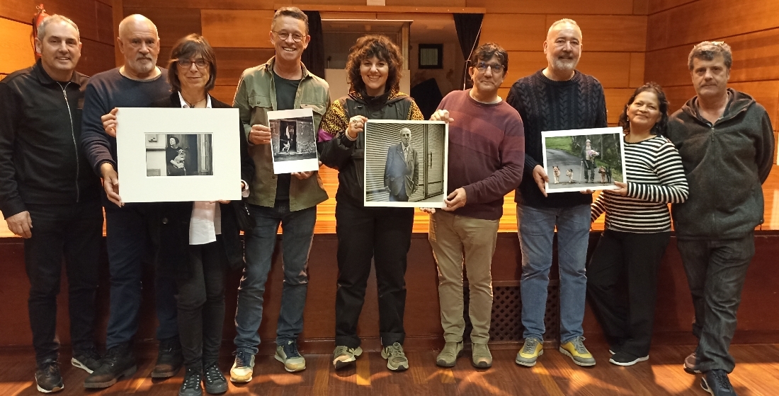 O xurado do concurso xunto a compoñentes da xunta directiva de Cultura Aberta de Carral coas obras gañadoras