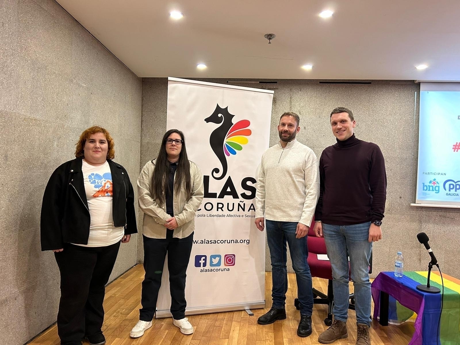 Representantes BNG, PPdeG y PSdeG junto a la presidenta de ALAS A Coruña no debate do 8 de febreiro