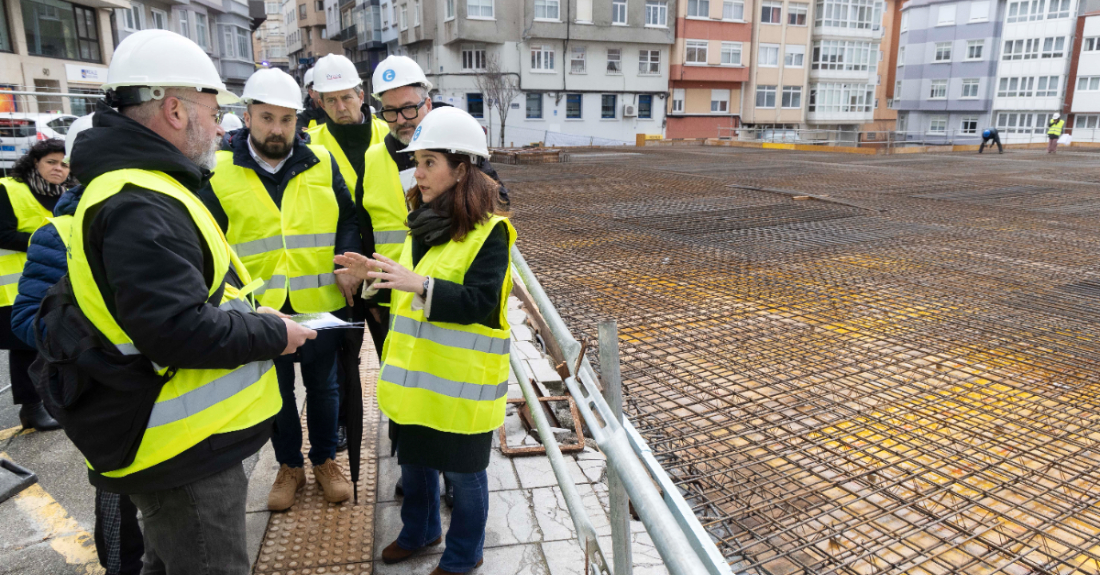 A alcaldesa, Inés Rey, visitou as obras do novo mercado do barrio de Monte Alto