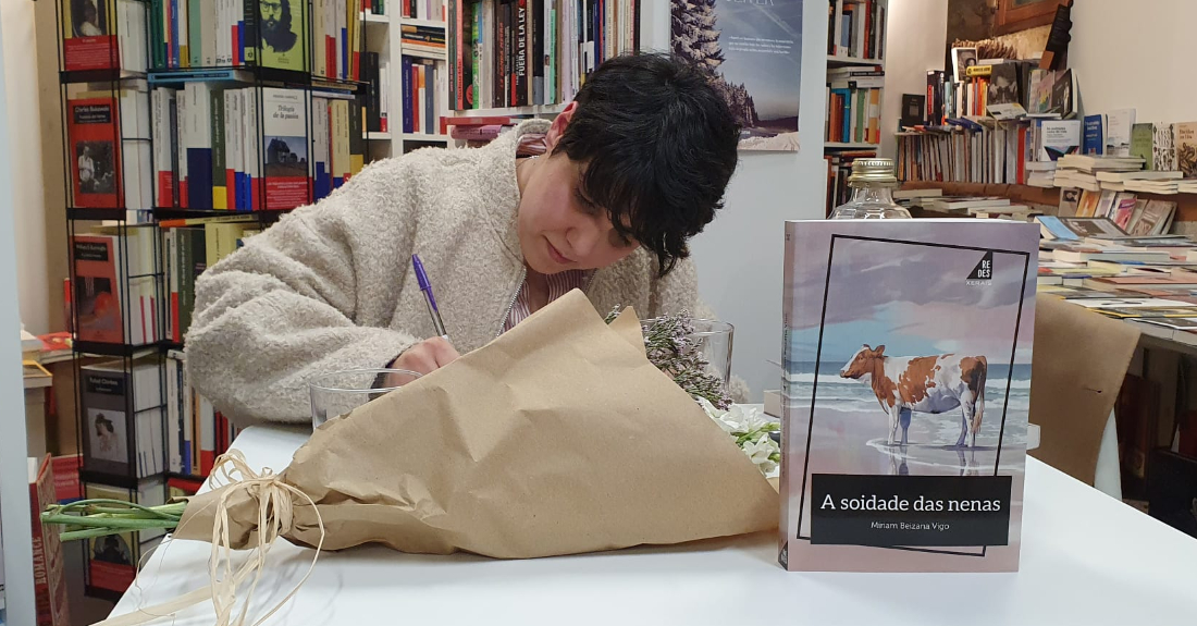 A escritora Miriam Beizana na presentación da súa novela na Librería Berbiriana da Coruña