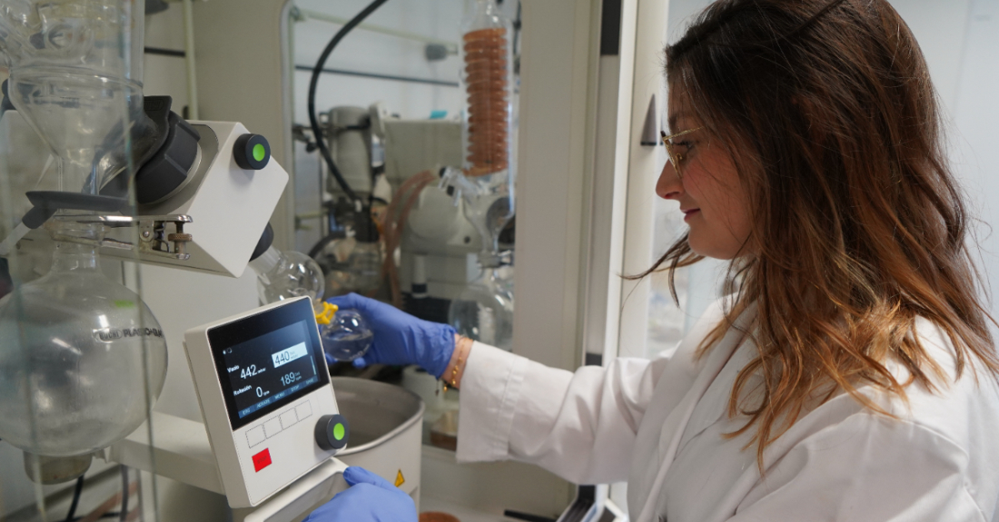 A investigadora Lucía Ageitos no laboratorio do grupo de investigación Pronamar no CICA da UDC