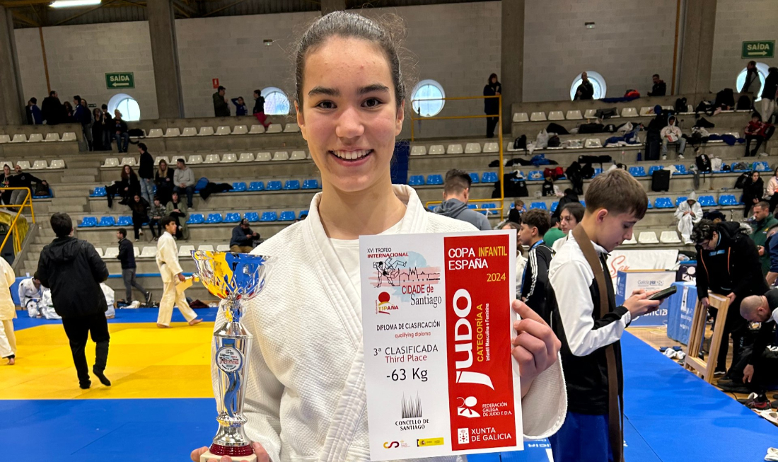 A judoka Lola Vázquez alzouse coa medalla de bronce no campionato celebrado en Santiago de Compostela