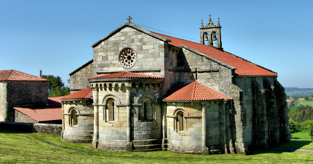 Imaxe da parte traseira da Igrexa de Santa María de Mezonzo en Vilasantar
