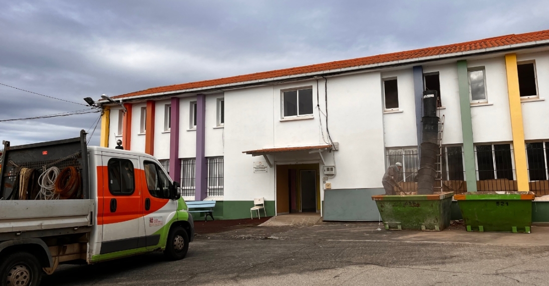 Imaxe das obras na antiga escola de Carnoedo en Sada