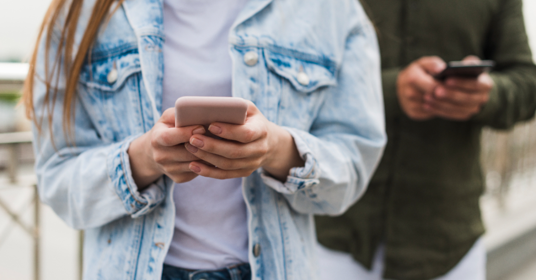 Imaxe de adolescentes empregando as novas tecnoloxías