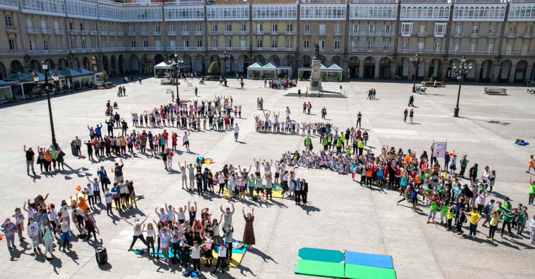 Imaxe de escolares participando en actividades municipais do Concello da Coruña