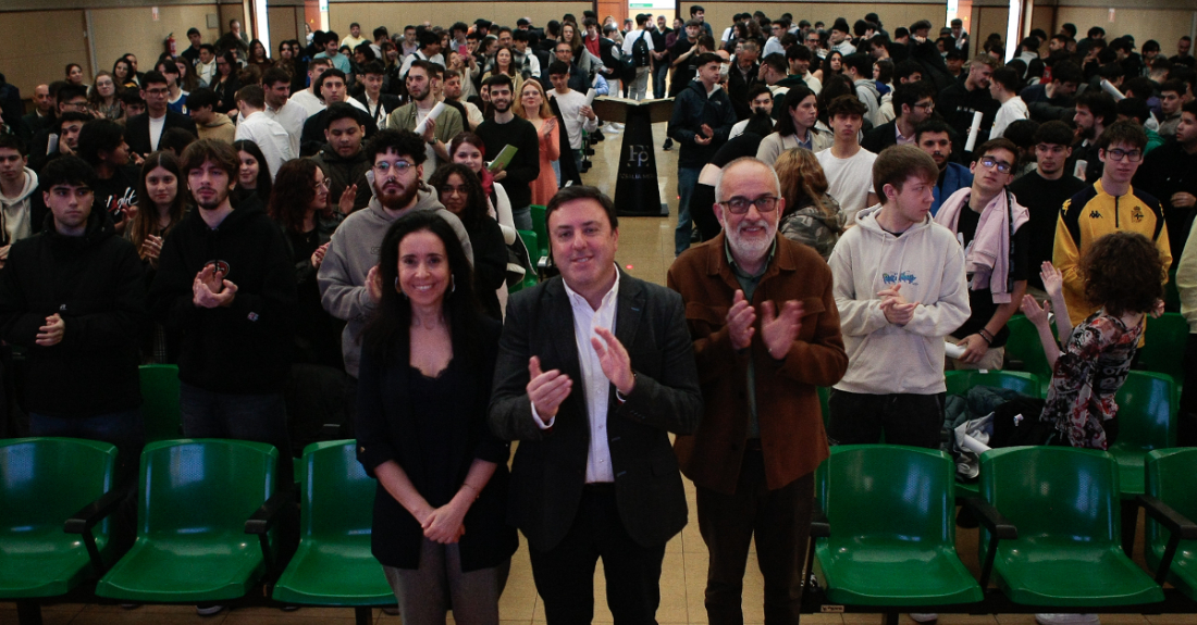 Imaxe do acto de entrega de diplomas no IES Rosalía Mera do 15 de marzo