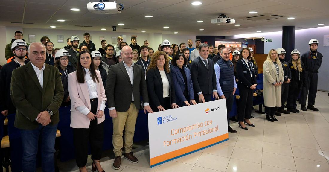 Imaxe do acto de sinatura entre a Xunta e Repsol para a formación de 41 estudantes de FP