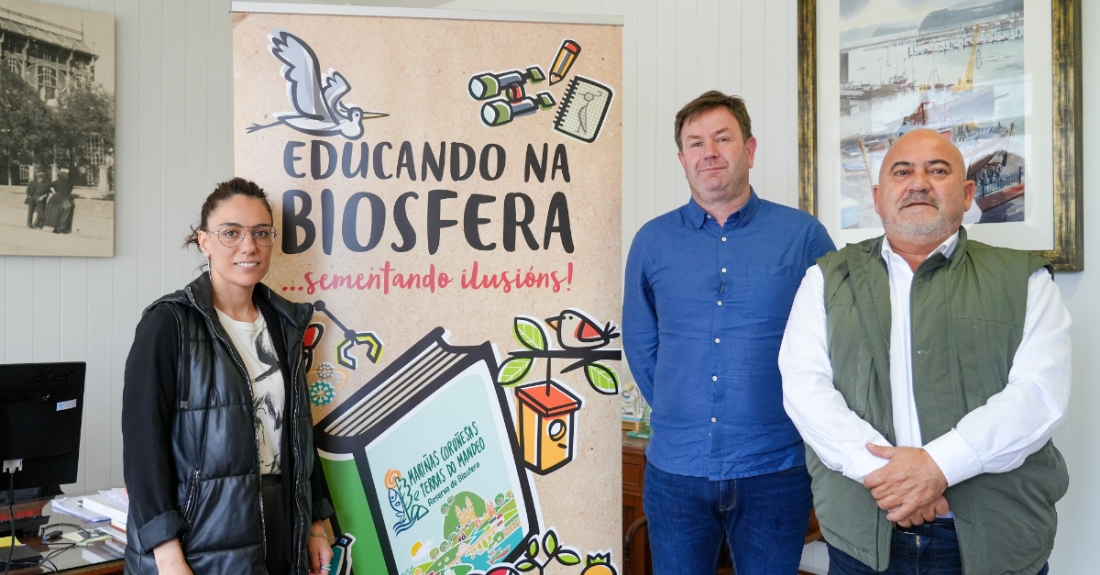 Imaxe doacto de firma de 'Educando na Biosfera' no Concello de Sada