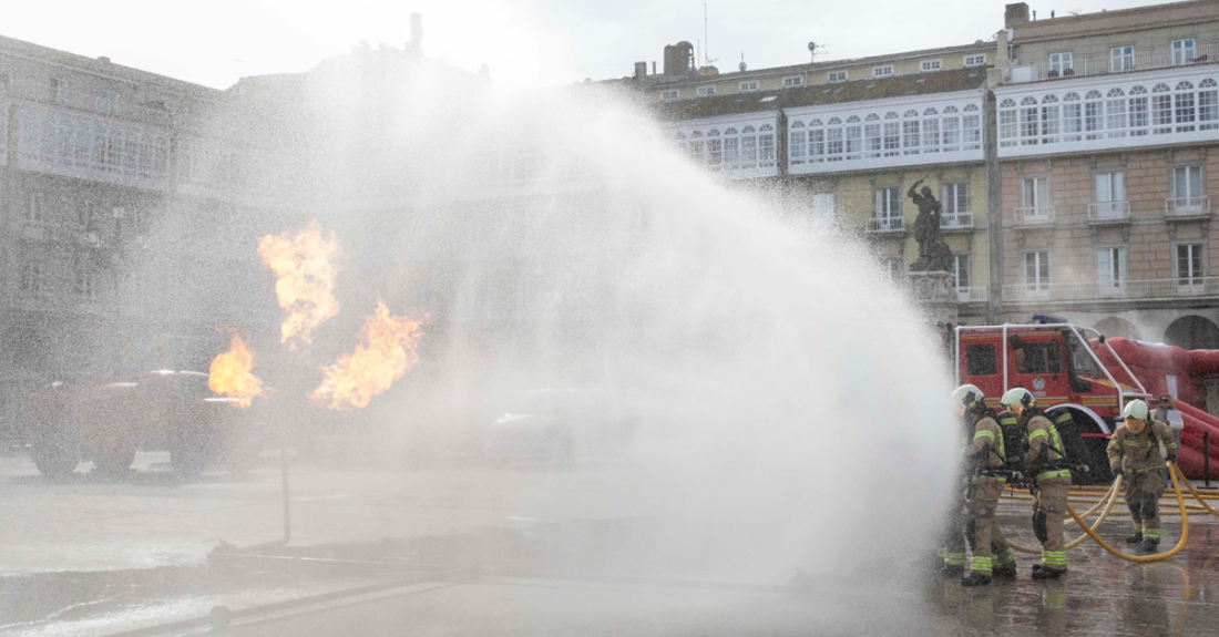 Imaxe dunha demostración dos bombeiros na Praza de maría Pita da Coruña