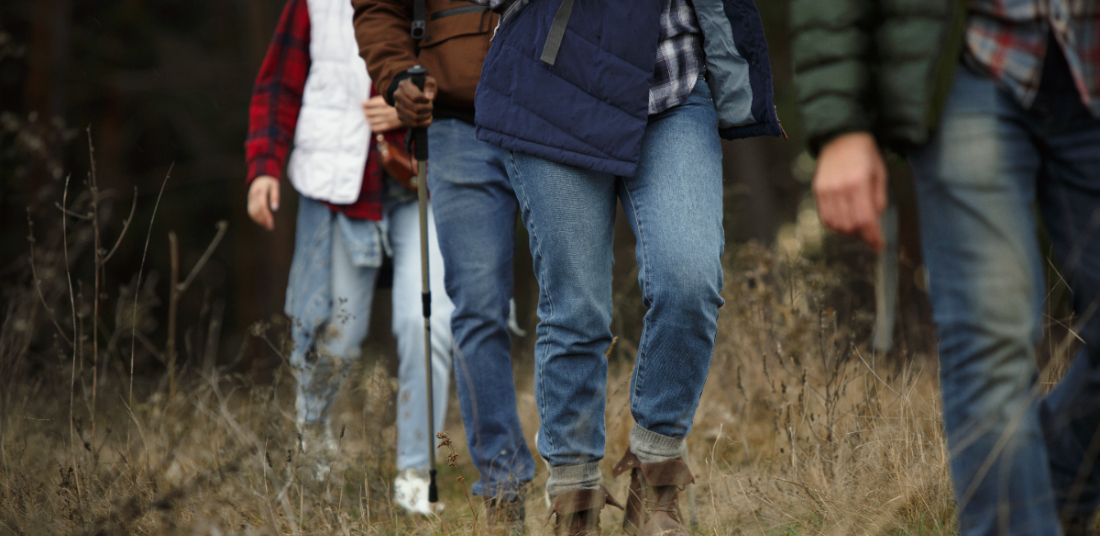 Imaxe recurso de persoas camiñando nunha ruta de senderismo