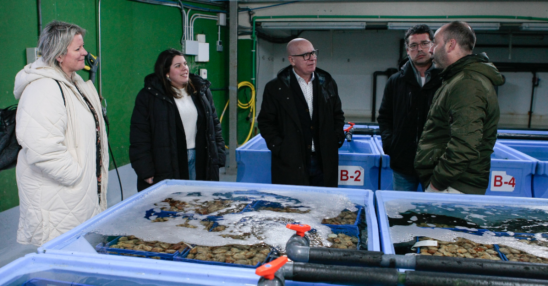 O deputado de turismo e vicepresidente da Deputación da Coruña, Xosé Regueira visitando a Cofradía de Barallobre en Fene