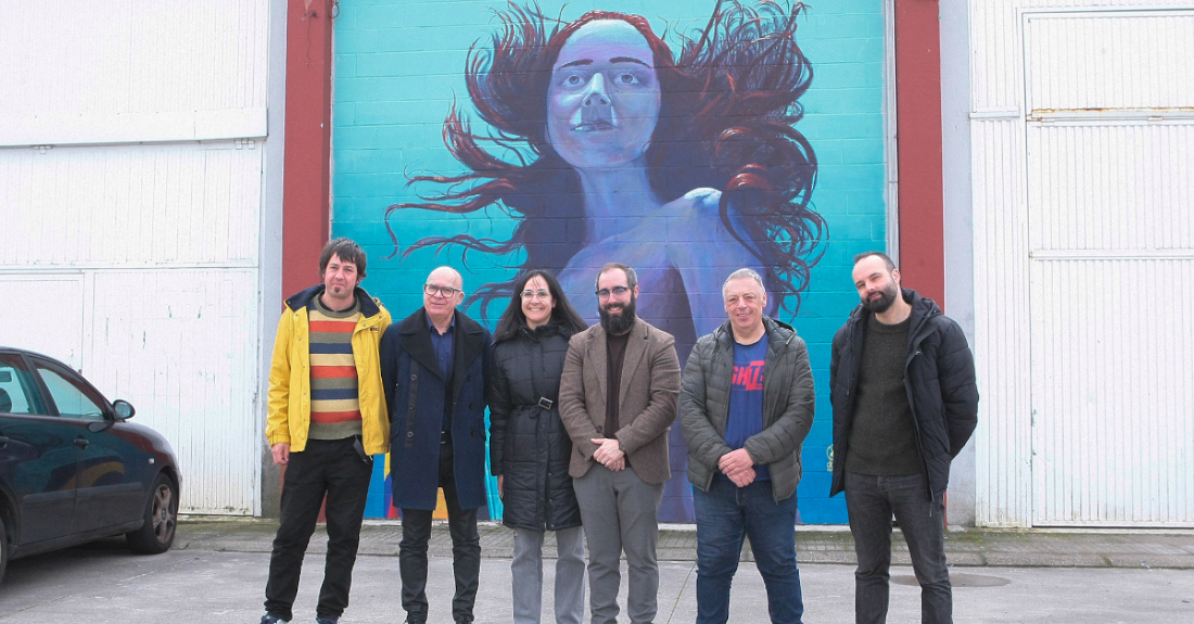 O vicepresidente da Deputación da Coruña, Xosé Regueira, en Rianxo visitando á pintura mural dos festivais municipais de arte urbana