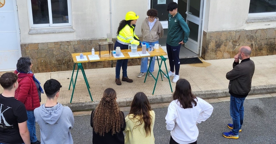 Os estudantes do IES Isaac Díaz Pardo de Sada durante a visita á depuradora municipal