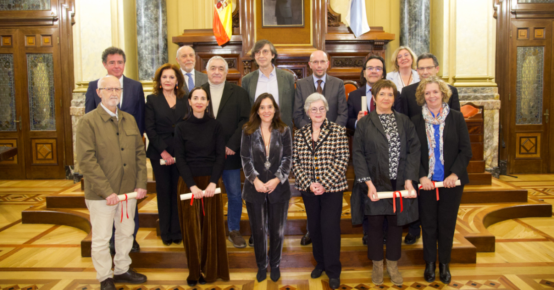 A alcaldesa Inés Rey cos novos membros novos colaboradores do Instituto José Cornide