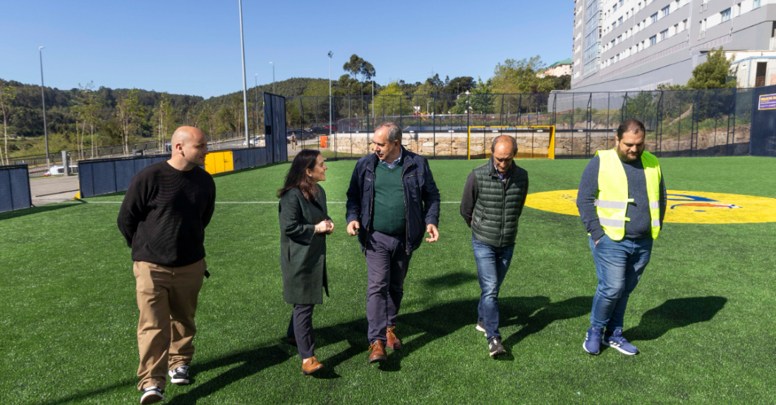 A alcaldesa Inés Rey durante a visita ao campo de Novo Mesoiro