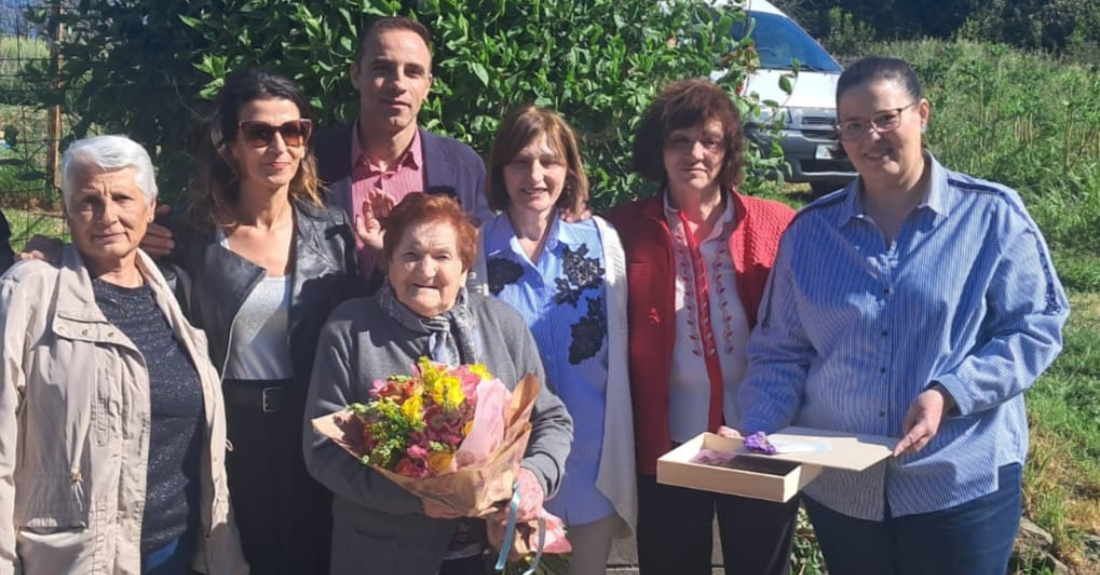 A veciña de Cortiñán (bergondo) Francisca Lamas Mallo cumple os 100 anos coa súa familia