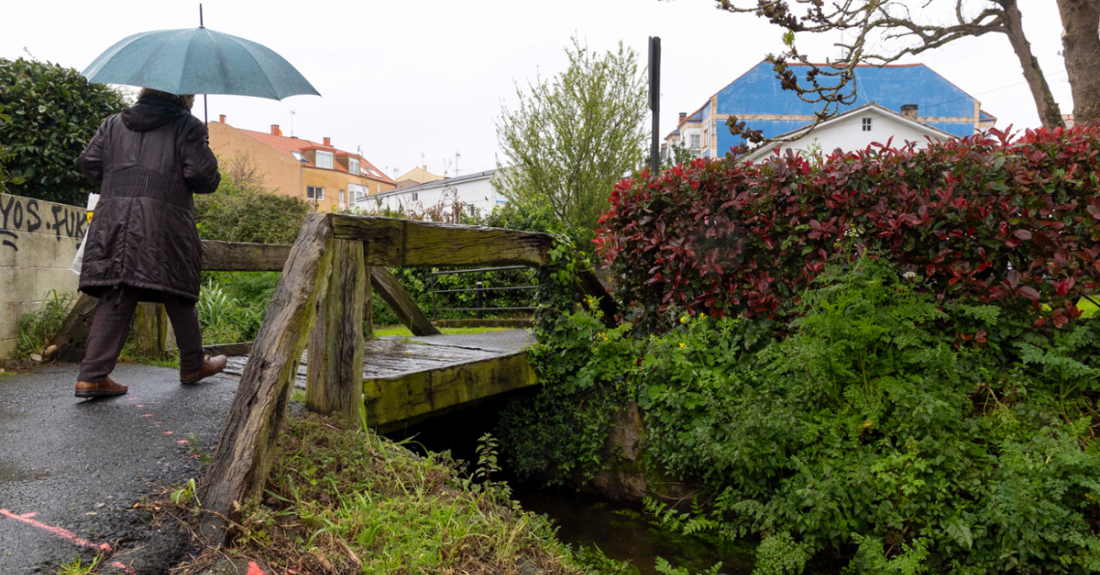 Imaxe da pasarela do río no barrio de Mesoiro Vello