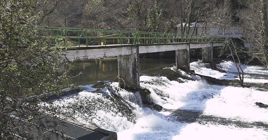 Imaxe da presa do río Mandeo en Chelo