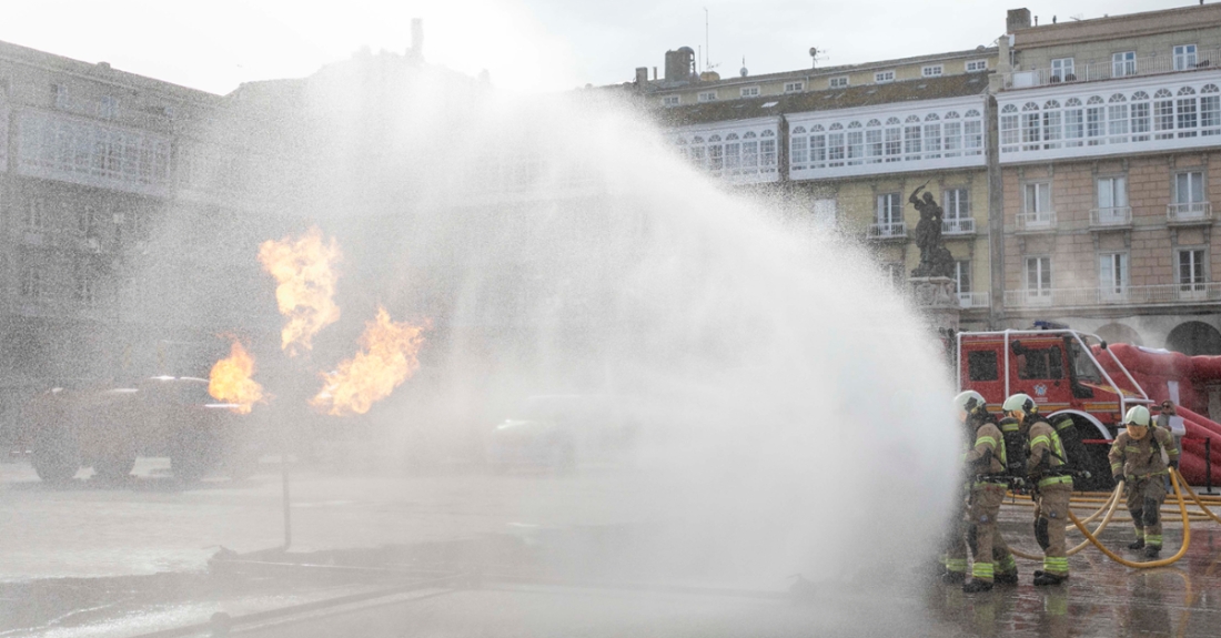 Imaxe dos bombeiros da Coruña durante unha demostración