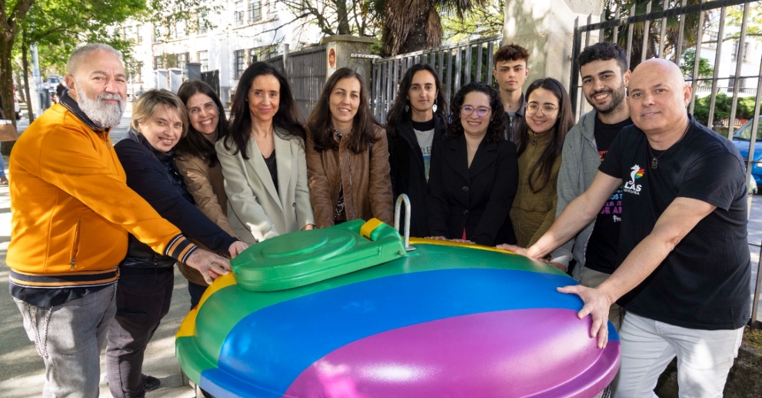 Imaxe dos novos contenedores coa bandeira LGTBI na Coruña