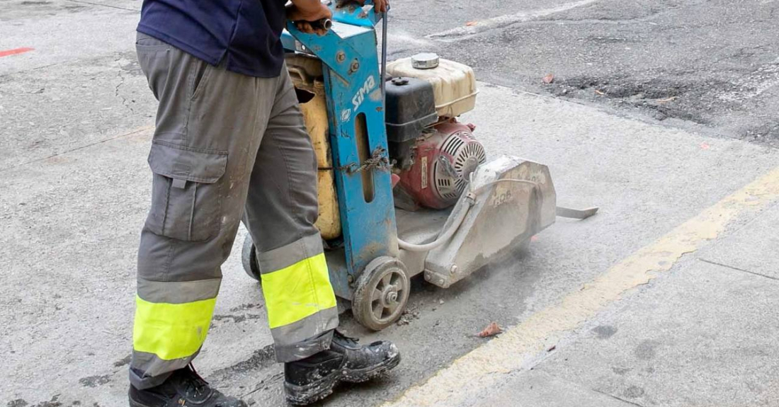 Imaxe dun operario realizando as obras