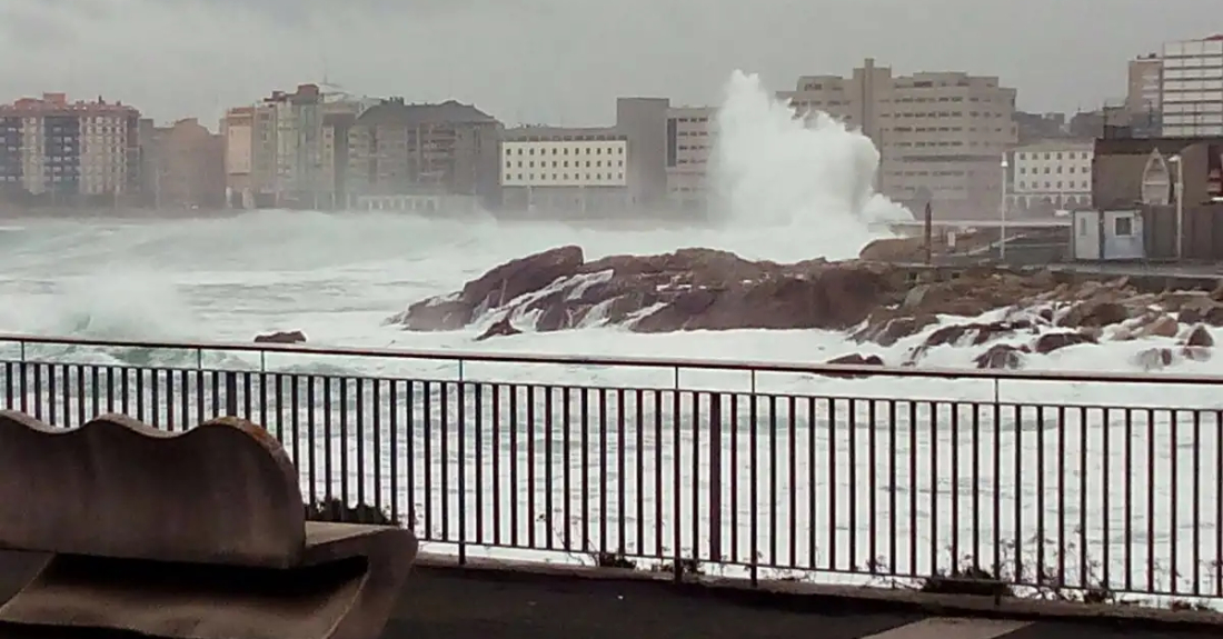 Imaxe dun temporal costeiro na cidade da Coruña