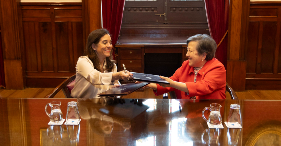 A alcaldesa da Coruña, Inés Rey, e a directora de Cáritas Diocesana, Pilar Farjas, asinaron no Palacio Municipal de María Pita os dous convenios nominativos