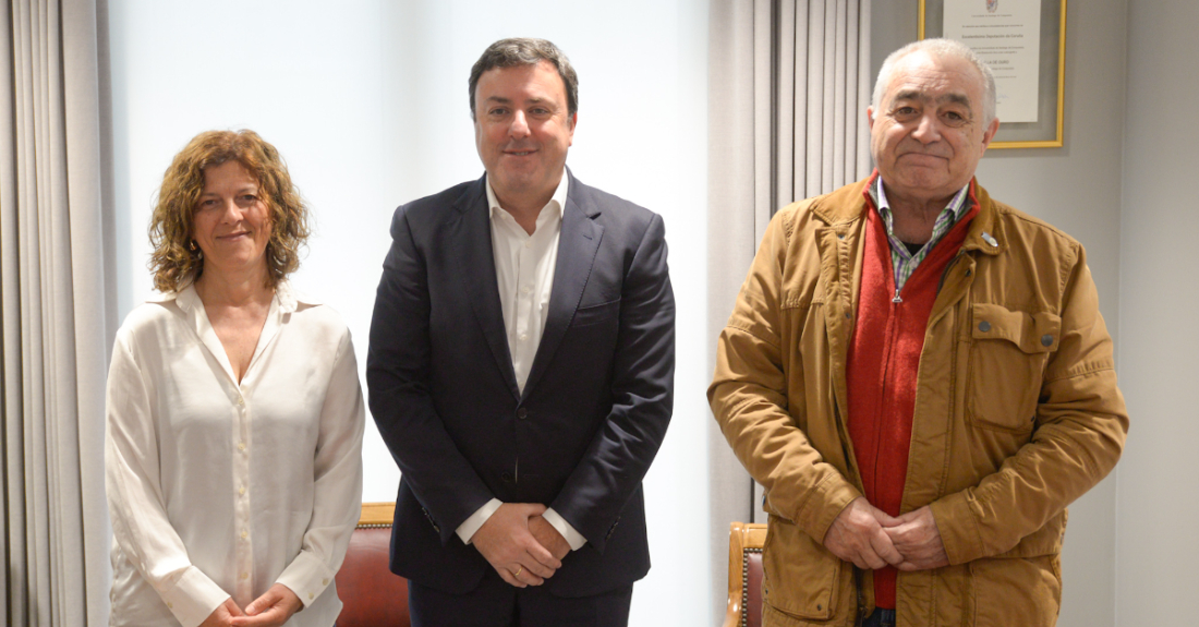 Imaxe da Deputación e a Xunta de Galicia asinando co director do CEIDA a convenio