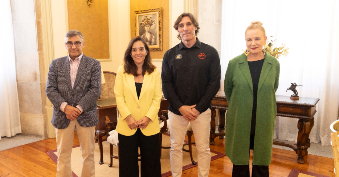 Imaxe da alcaldesa, Inés Rey, que recibiu aos organizadores do evento, que se desenvolverá no Parrote