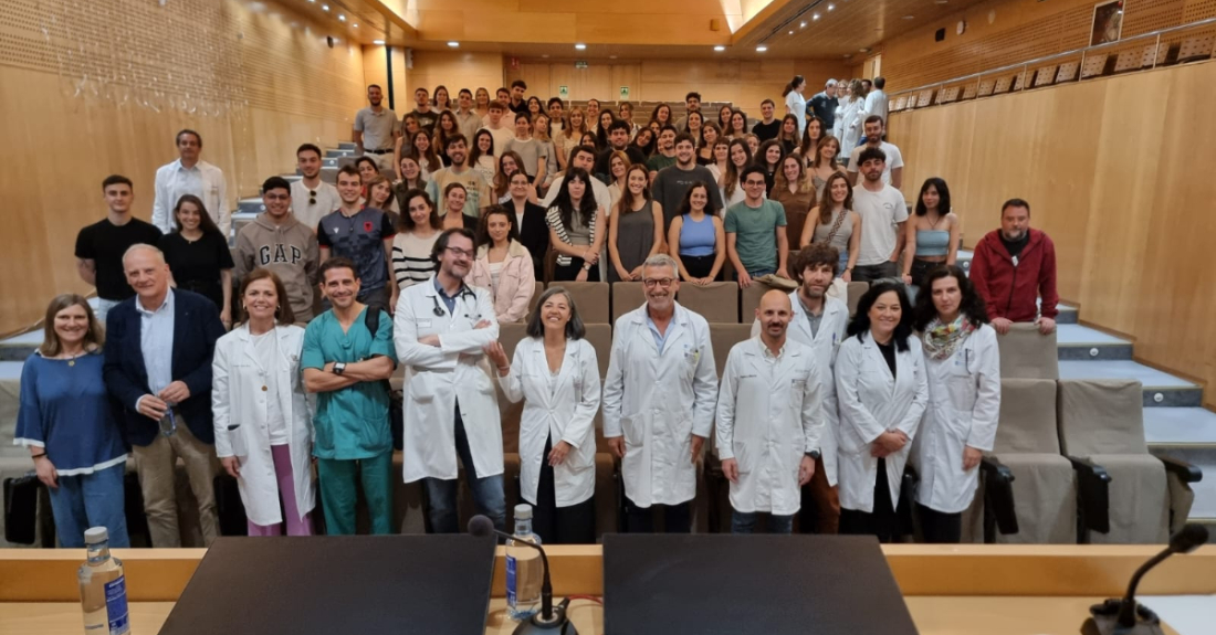 Imaxe da despedida dos alumnos de último curso de medicina no CHUAC