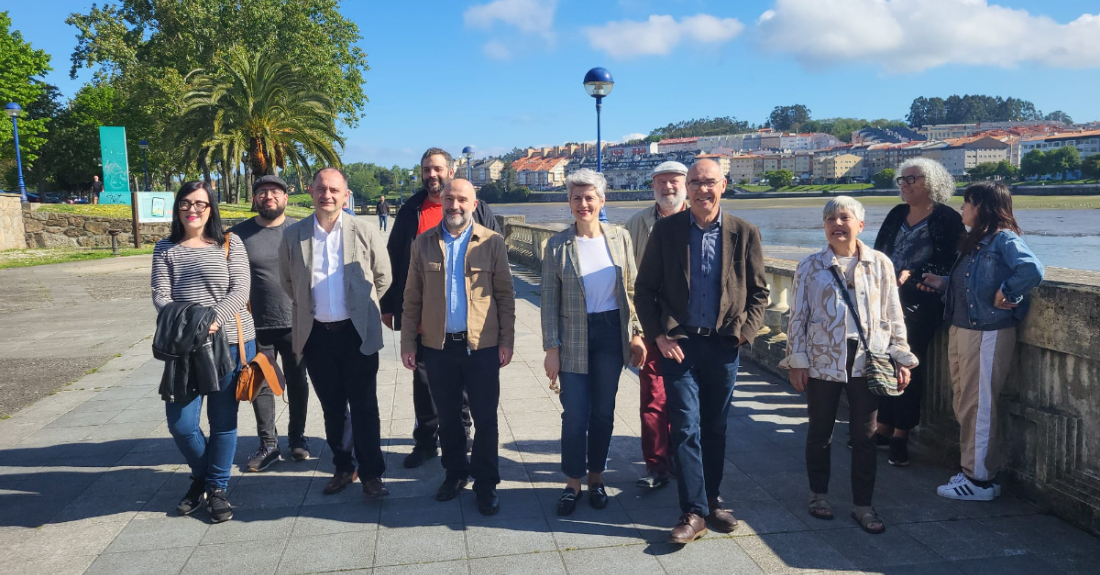 Imaxe da visita de Néstor Rego ao paseo da ría do Burgo en Culleredo