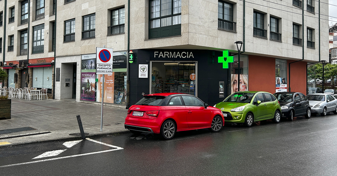 Imaxe do estacionamento diante da farmacia da galera en Betanzos