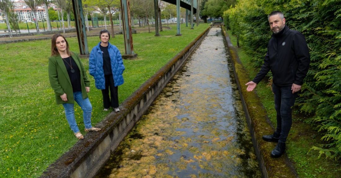 Imaxe dos concelleiros do BNG de Betanzos nos estanques do parque do Pasatempo