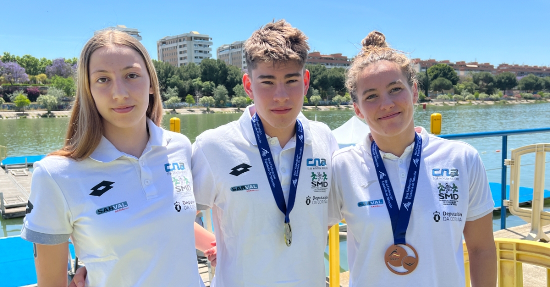 Imaxe dos tres deportistas do Club Natacion Arteixo que acudiron a Sevilla