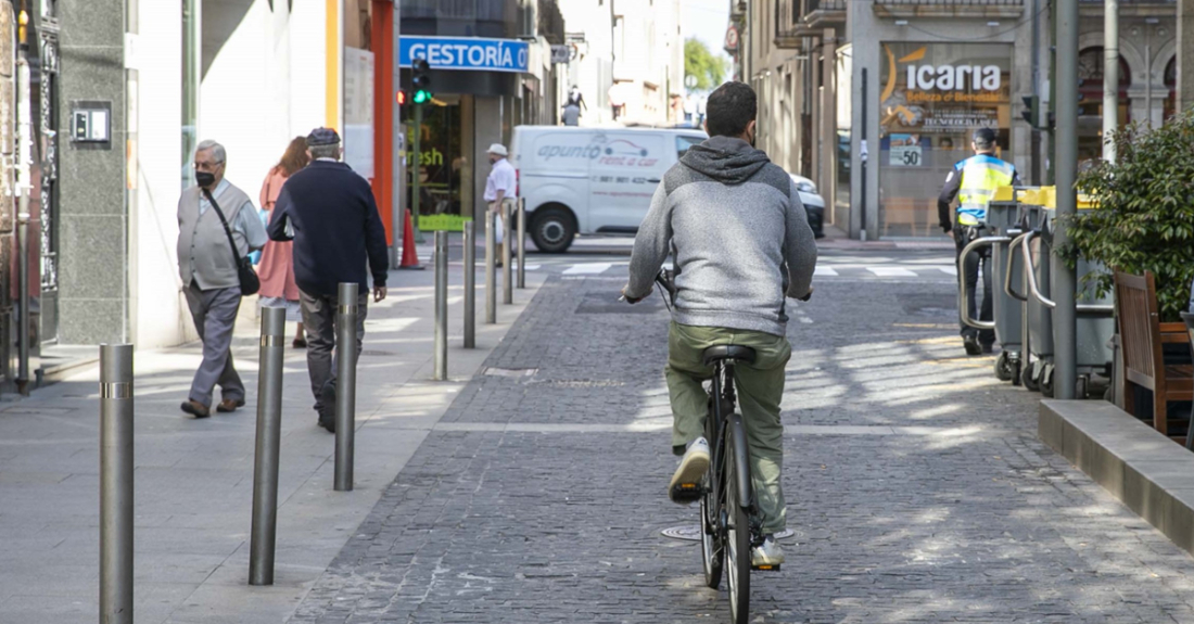 Imaxe dun ciclista pola Coruña