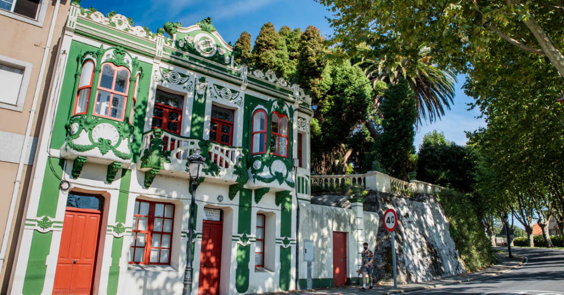 Imaxe dunha casa modernista en Cambre