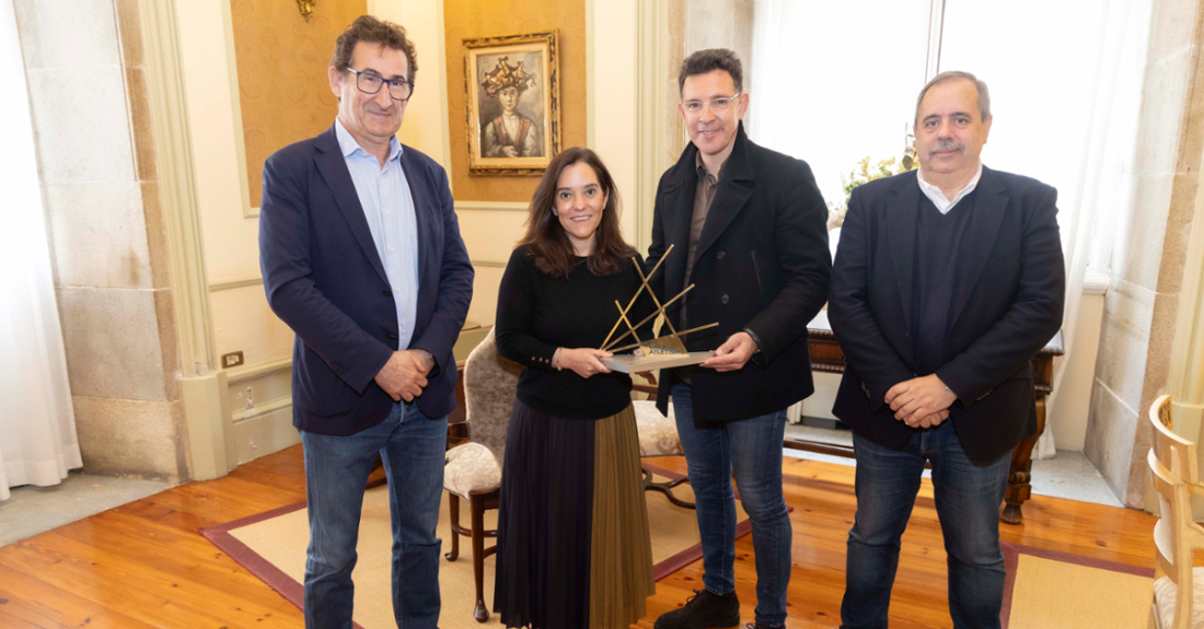 Inés Rey recibindo o premio pola organización do Gran Premio Cantones de atletismo