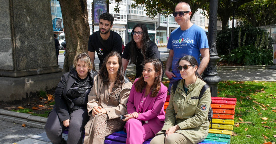 A alcaldesa, Inés Rey, visitou o renovado Paseo da Diversidade dos Xardíns de Méndez Núñez, con bancos de plástico reciclado nos que se representan as distintas bandeiras do colectivo