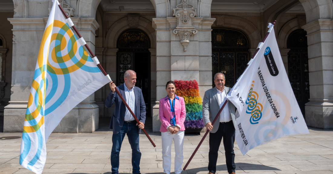 Gonzalo Castro, Marian Bernal e Manuel Vázquez, no acceso ao Palacio Municipal de María Pita