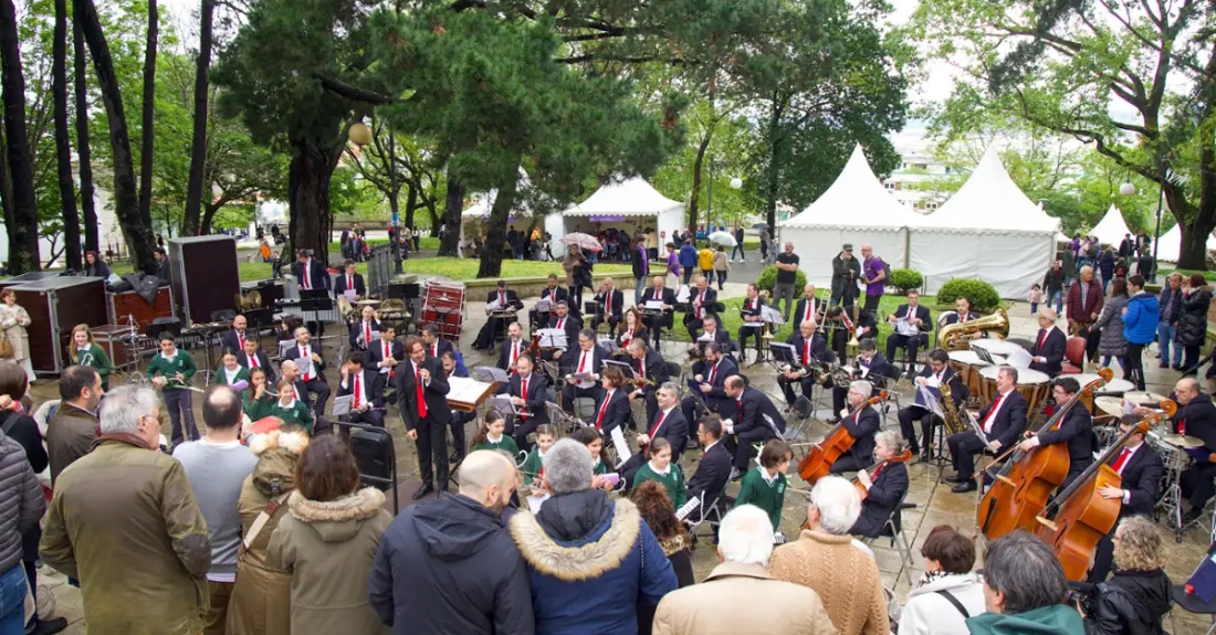 Imaxe da Banda Municipal durante a súa actuación polo Día da Ciencia na Rúa