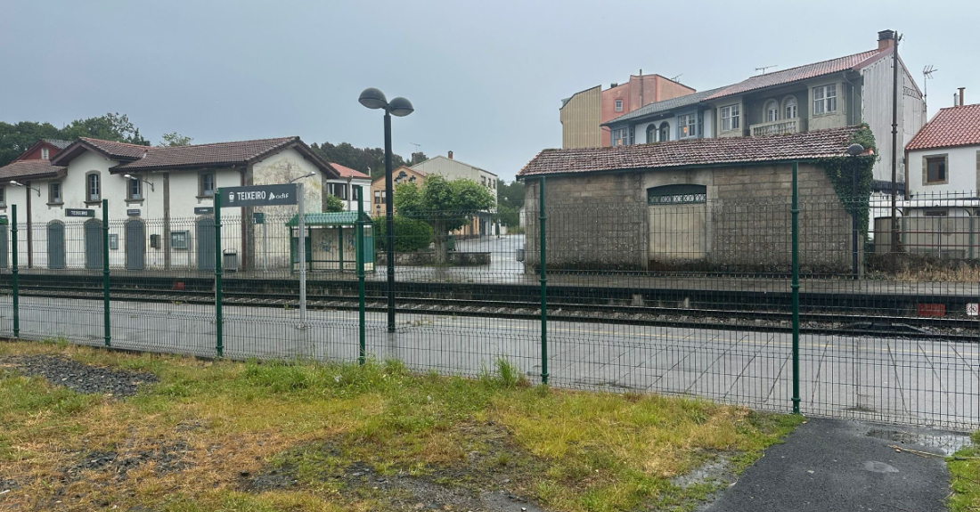 Imaxe da estación de tren de Teixeiro valada