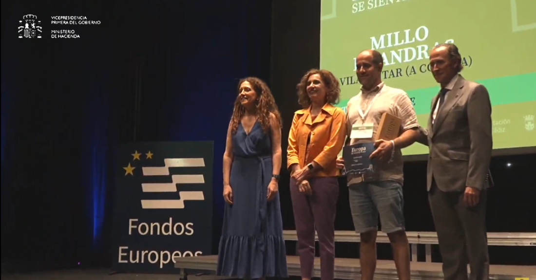 Imaxe da granxa de Vilasantar recibindo o premio de 'Europa se sinte verde'