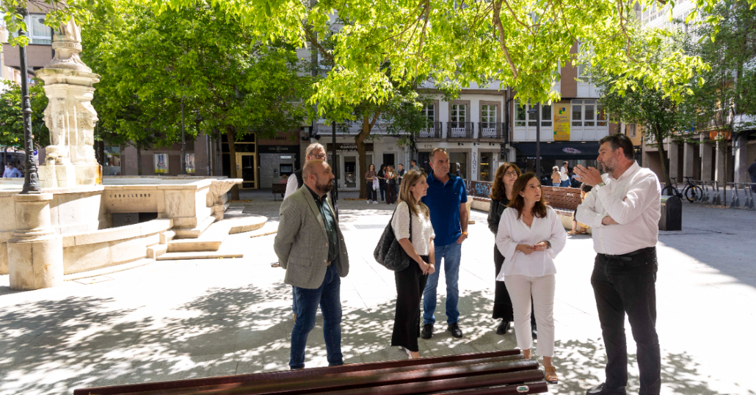 Imaxe da visita da alcaldesa á Praza de Santa Catalina